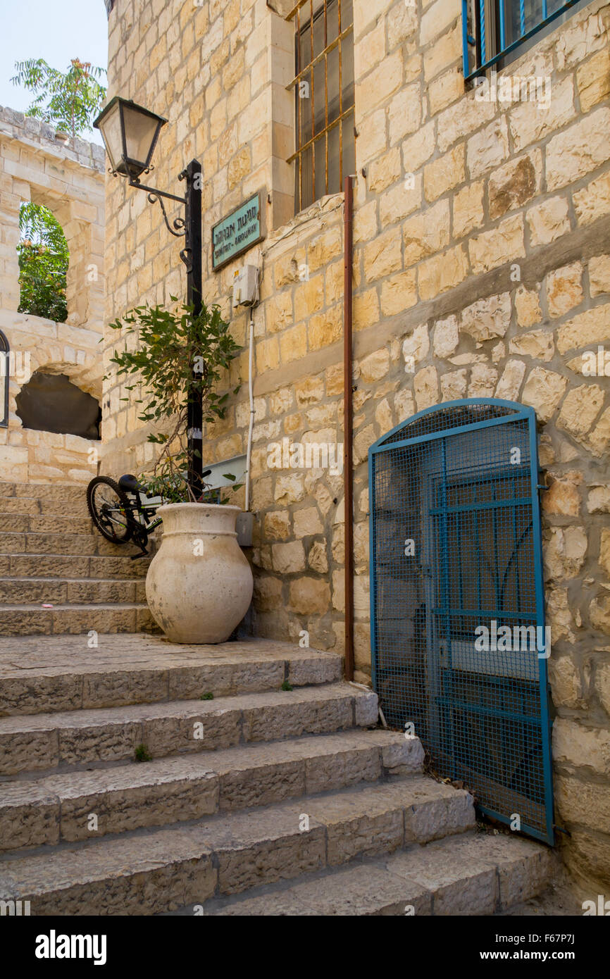 Typische Straße Gasse in der Altstadt von Safed mit Steinmauern und blauen farbigen Türen. Stockfoto