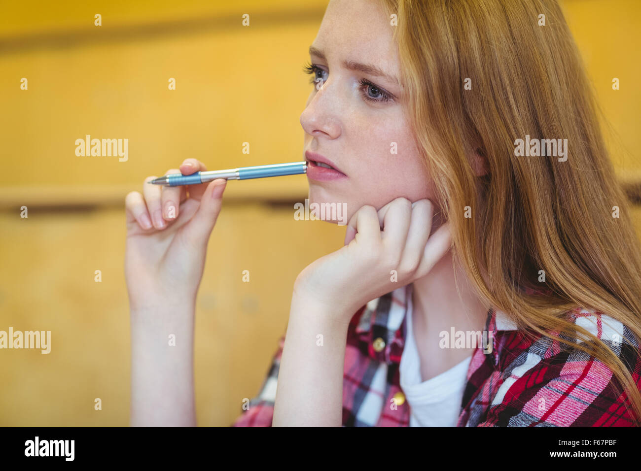 Unsicher, Student hält Stift während des Unterrichts Stockfoto