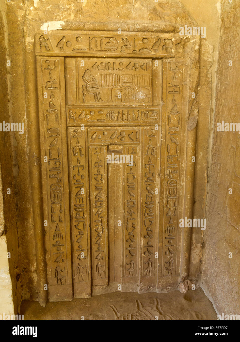 Falsche Tür in der Nähe von Unas Causeway in der Nekropole von Sakkara auch bekannt als Sakkara Ägypten eingeschrieben Stockfoto