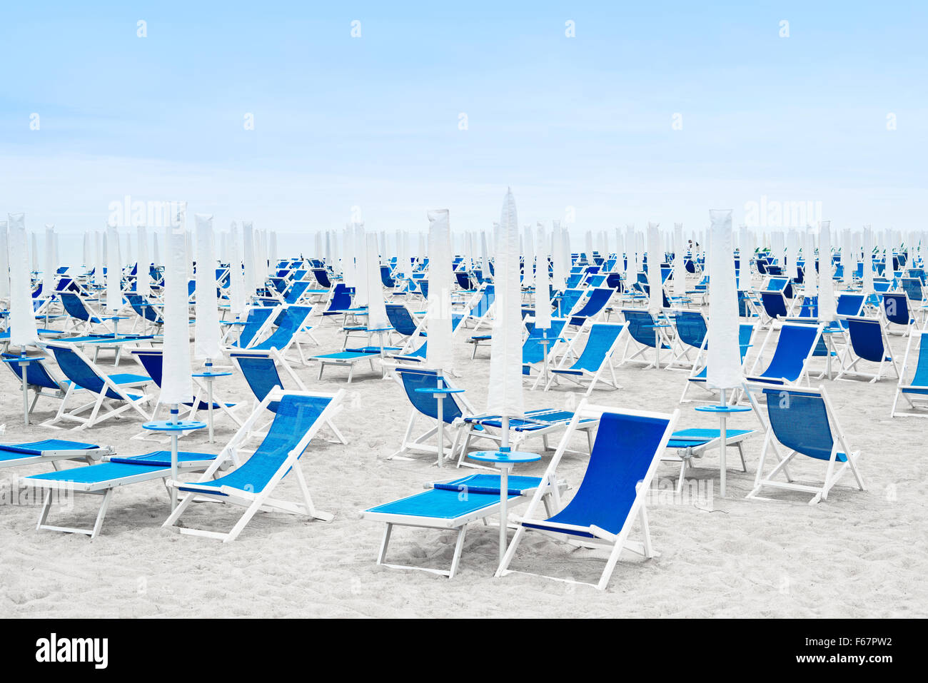 Geschlossen Sonnenschirme und Liegestühle blau Stockfoto