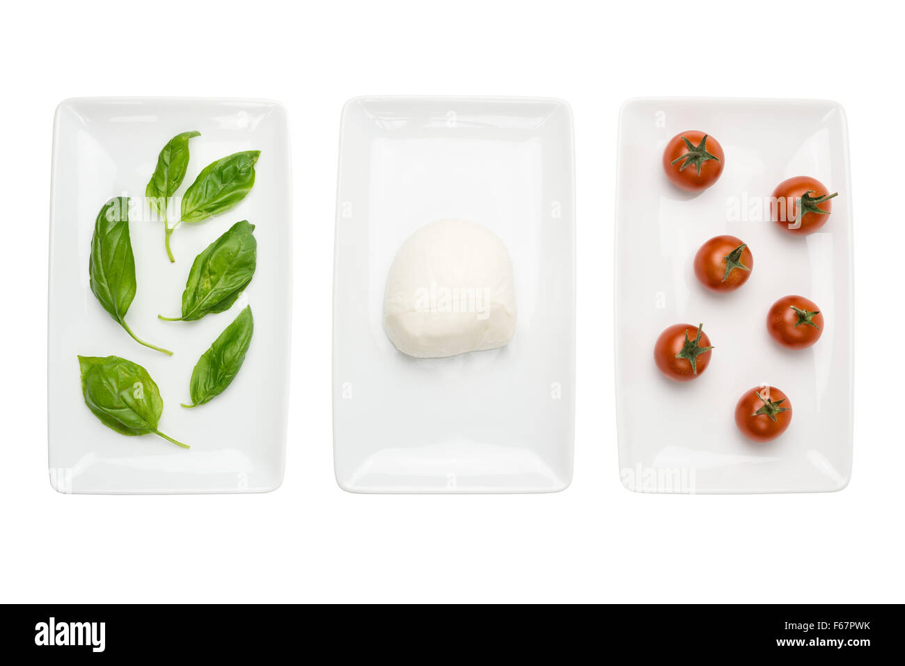 Italienisches Essen wie grün weiß rot italienische Fahne, Basilikum Mozzarella Tomate Gerichte isoliert auf weißem Hintergrund Stockfoto