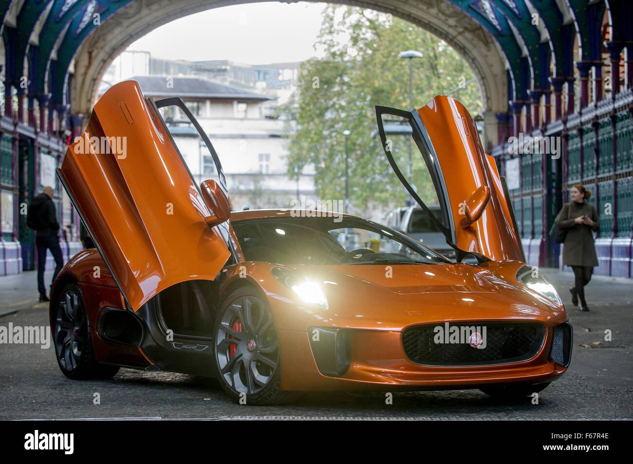 In London wird der Jaguar C - X 75, die in dem neuen James Bond-Film "Spectre" gekennzeichnet wird angezeigt. Stockfoto