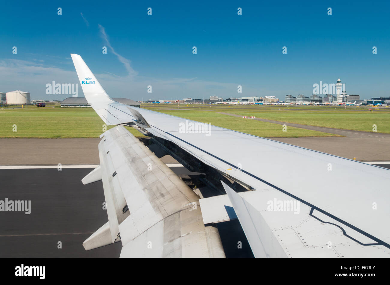 AMSTERDAM - 11. Juni 2015: KLM Flugzeug Landung am Flughafen Amsterdam Schiphol. Es ist die älteste Fluggesellschaft der Welt nach wie vor Operation Stockfoto