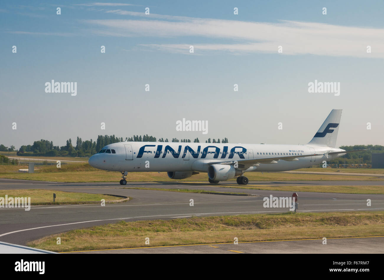 PARIS - 11. Juni 2015: Finnair Flugzeug Landung am Flughafen Roissy Charles de Gaulle International Airport (CDG). Finnair ist die fünfte oldes Stockfoto