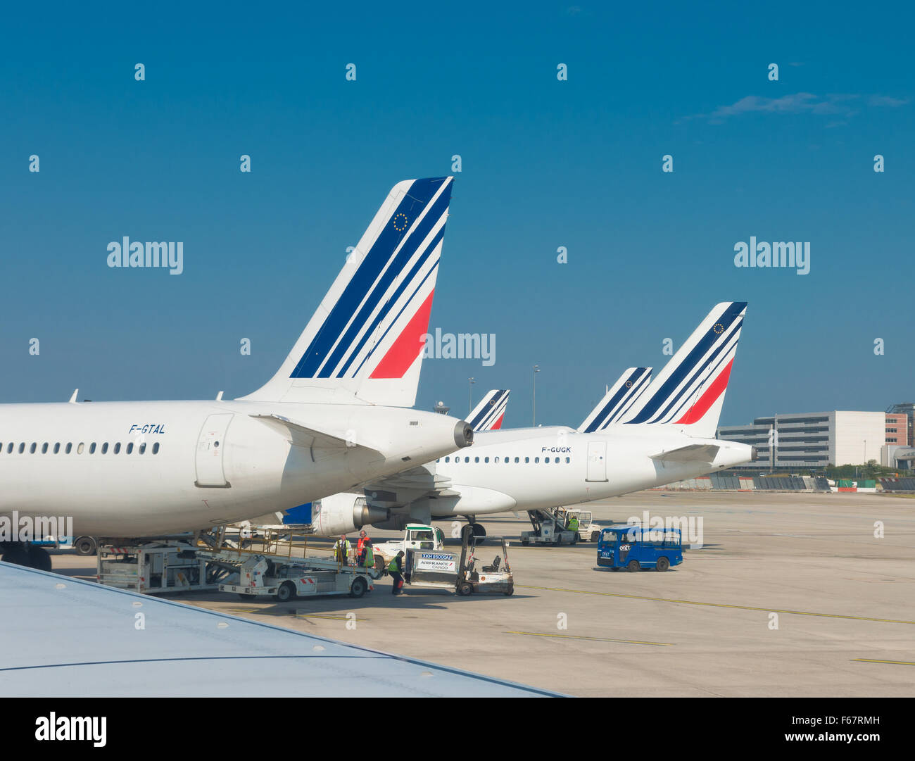 PARIS - 11. Juni 2015: Airfrance Flugzeug auf dem Flughafen Roissy Charles de Gaulle International Airport (CDG). Es ist, dass die französische Flagge carrie Stockfoto