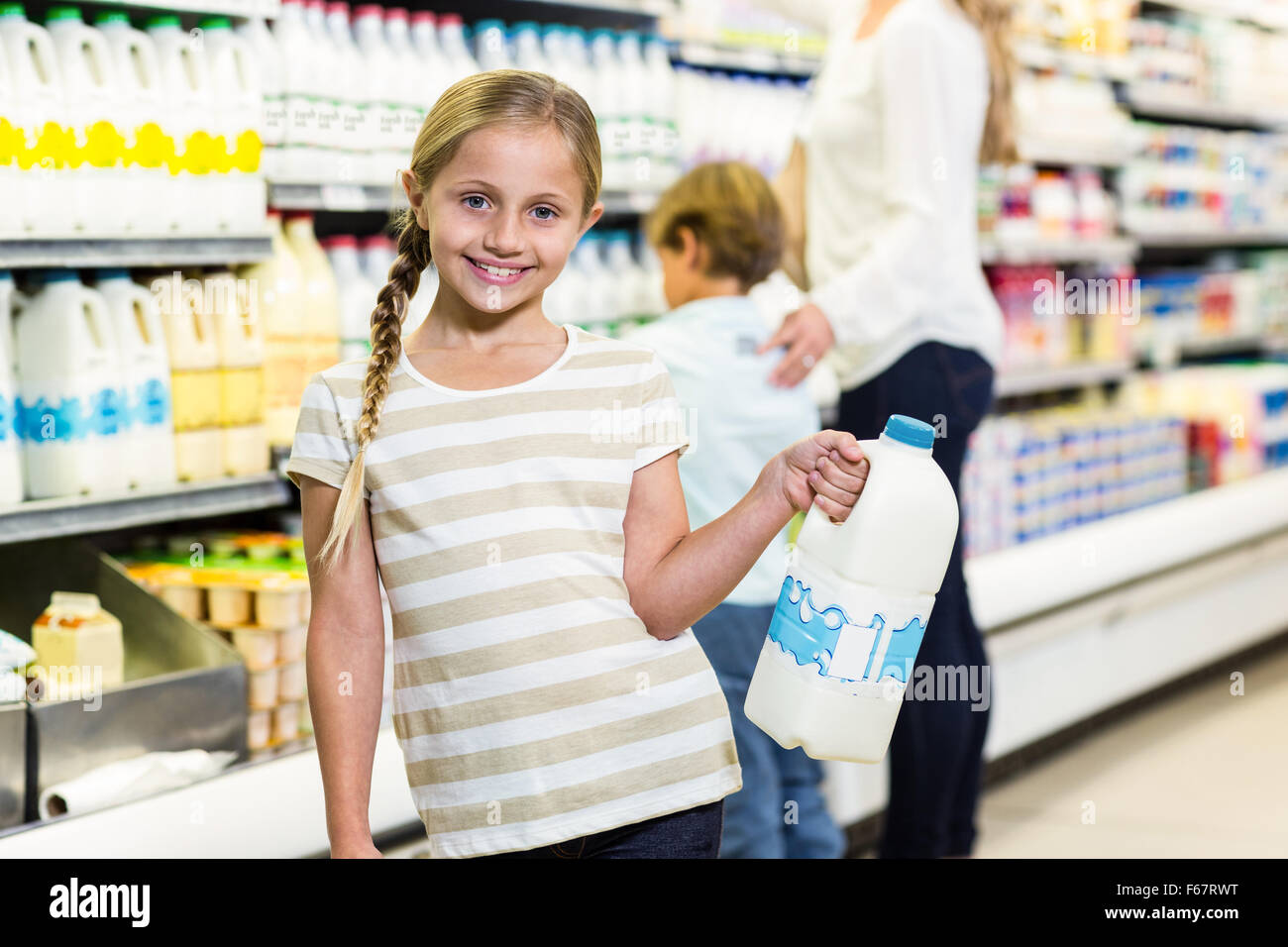 Nettes Kind halten Milch Stockfoto