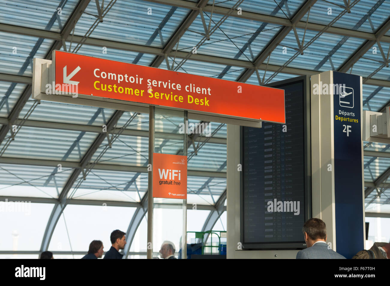 PARIS - 11. Juni 2015: Customer Service Dest am terminal 2F am Flughafen Roissy Charles de Gaulle International Airport (CDG). Im Jahr 2013 Stockfoto