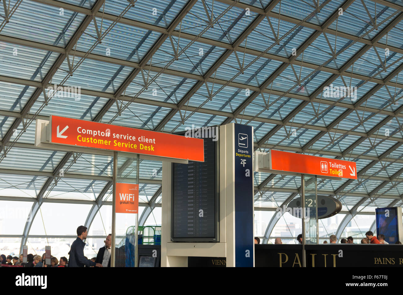 PARIS - 11. Juni 2015: Customer Servicedesk im terminal 2F am Flughafen Roissy Charles de Gaulle International Airport (CDG). Im Jahr 2013 Stockfoto