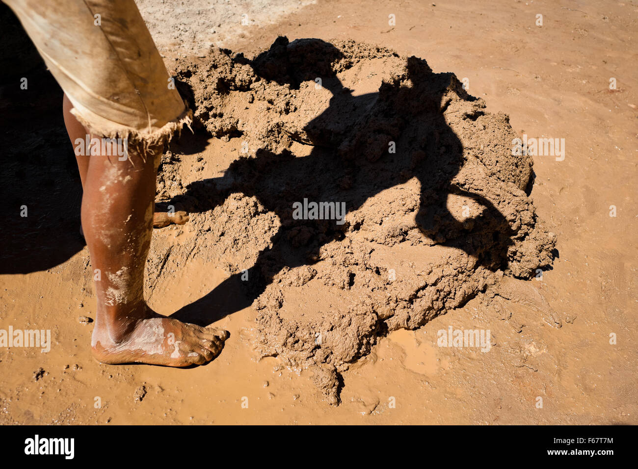 Moisés, ein 13-Year-Old El Salvador junge Schaufeln nassen Lehm in eine Ziegelei in Istahua, El Salvador. Stockfoto