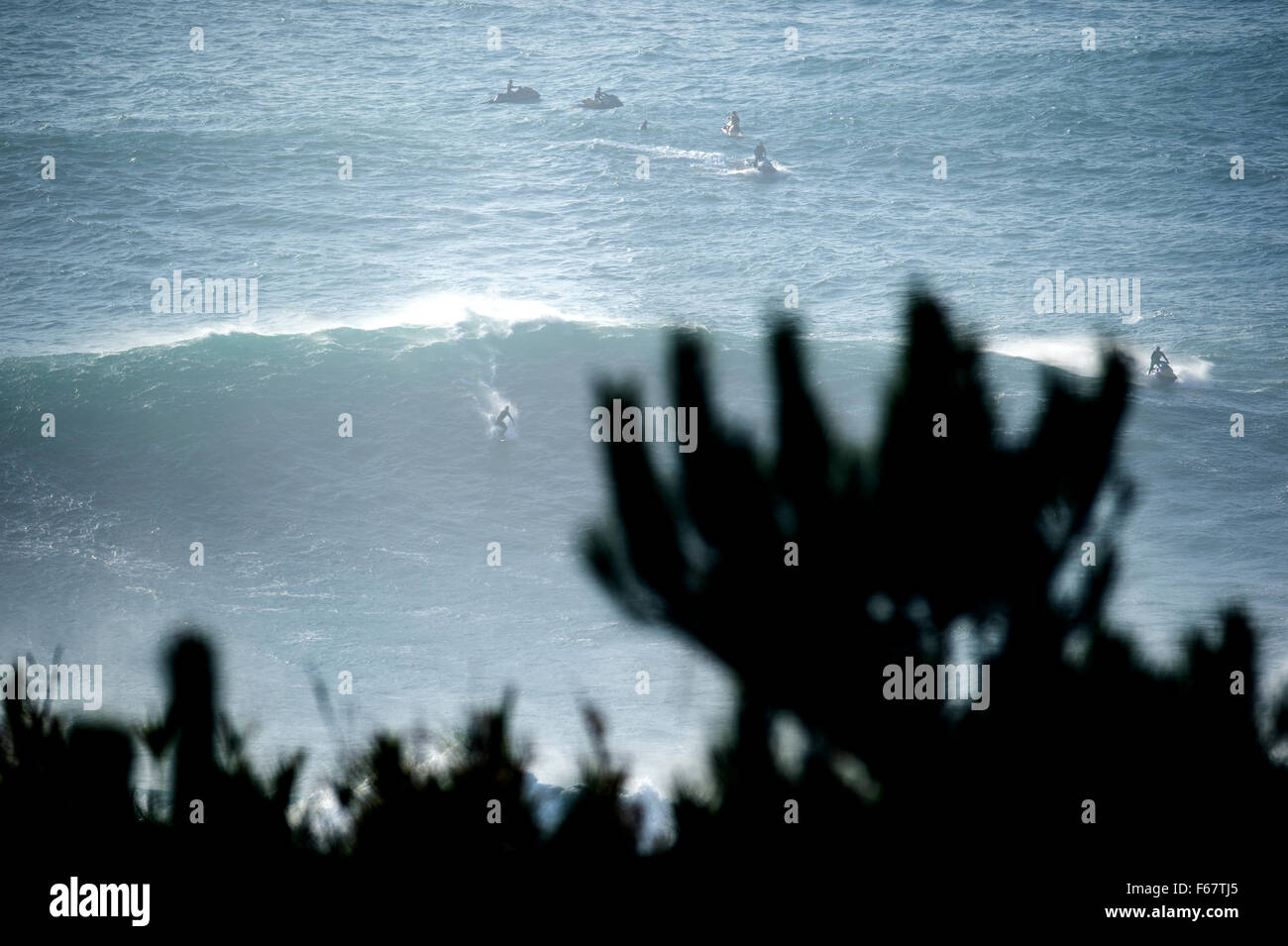 Nazareth. 13. November 2015. Ein weiterer besonderer Tag in Nazareth mit ausgezeichneten Bedingungen für die "roten Ladegeräte" auf die Probe gestellt die berühmten Riesenwellen in Portugal. Surfer aus der ganzen Welt besucht die Nazareth und mit Hunderten von Zuschauern. Nazareth, PT, am 13. November 2015. (Foto von Gonçalo Silva/Alamy Live-Nachrichten) Stockfoto