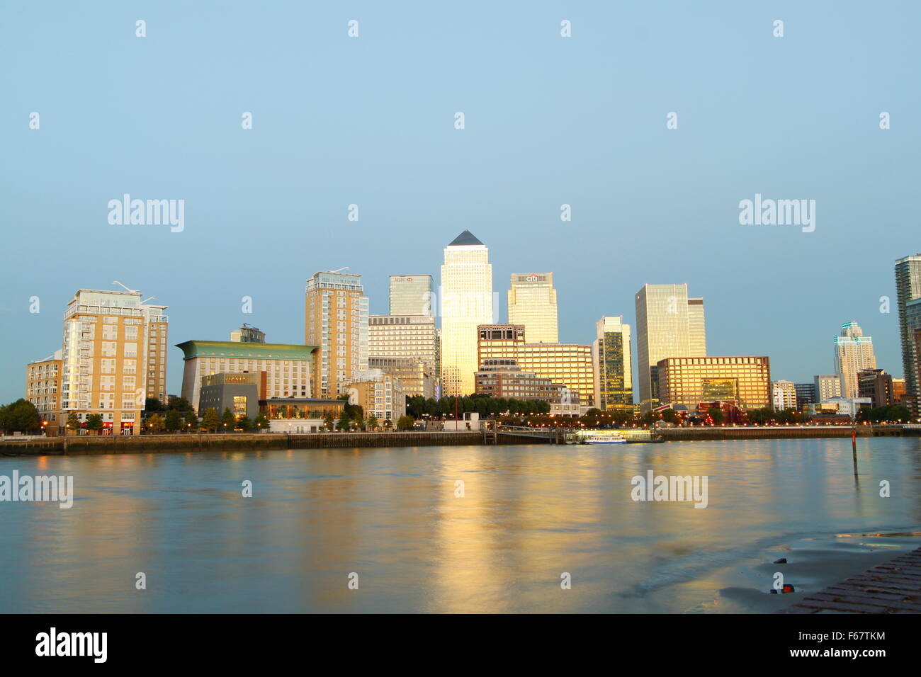 Londons Canary Wharf Docklands Bankenviertel bei Abenddämmerung Ebbe Panorama - HDR01 Stockfoto