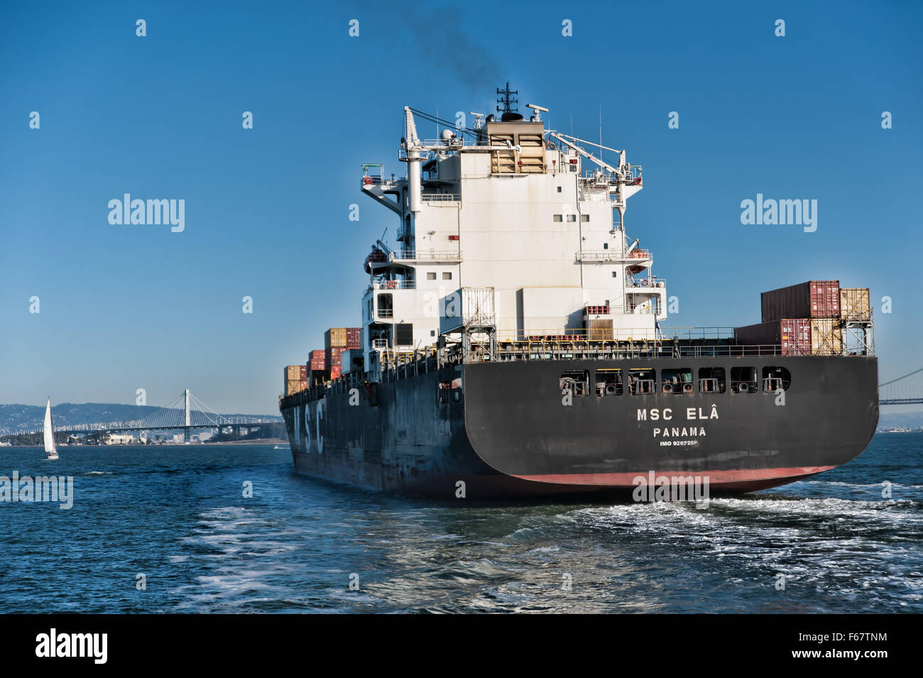 Bucht von SAN FRANCISCO, CA - 6. November 2015: MSC Ela segelt in der San Francisco Bay, Kalifornien. Aufgenommen am 6. November 2015 Stockfoto
