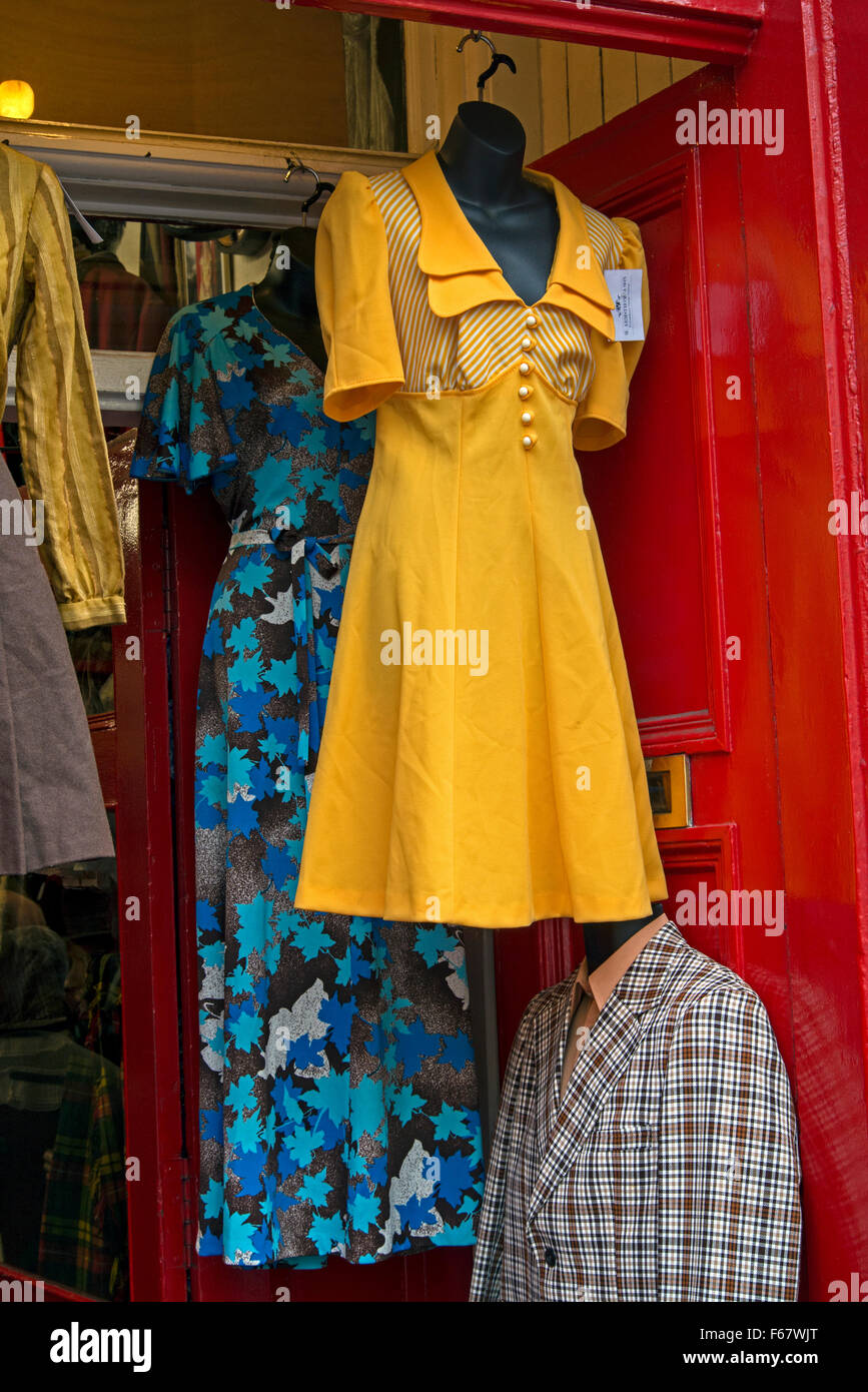Vintage-Kleidung in der Tür eines Zweiges von Armstrongs Vintage Bekleidungsgeschäft in Edinburgh, Schottland. Stockfoto