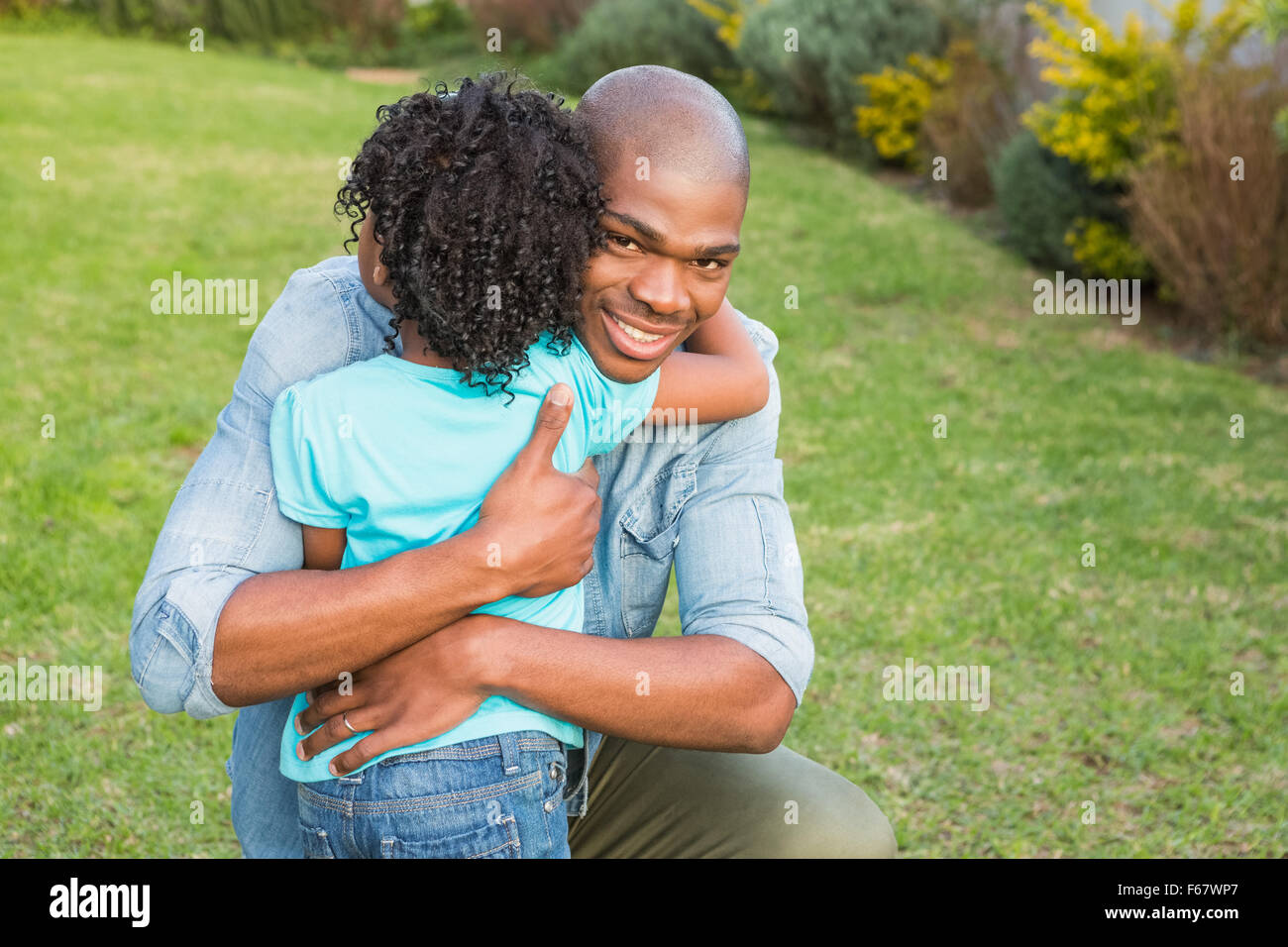 Lächelnden Vater umarmt seine Tochter Stockfoto