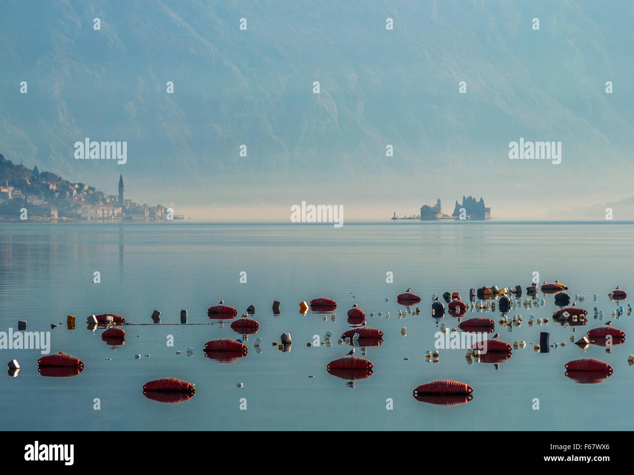 Nebligen Tag in Perast Stockfoto