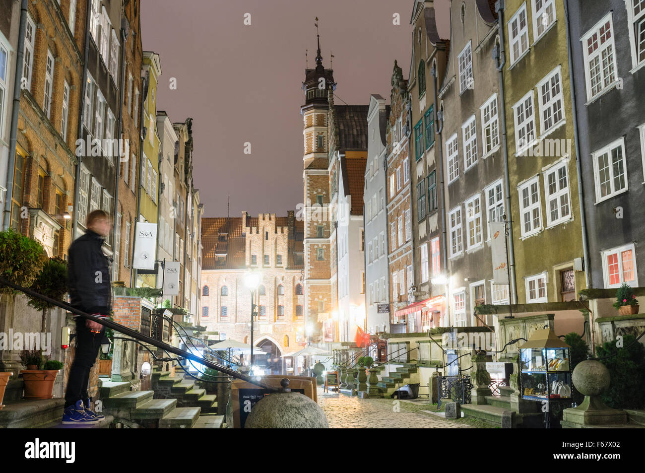 Mariacka Street bei Nacht, die wichtigste Einkaufsstraße für Bernstein und Schmuck in der alten Hansestadt Danzig, Polen. Stockfoto