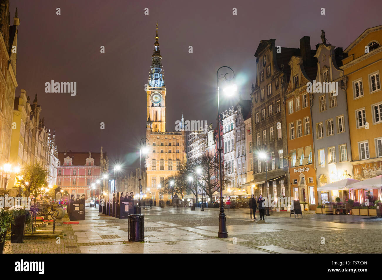 Lange Marktstraße und Uhrturm der Stadt bei Nacht. Danzig, Polen Stockfoto