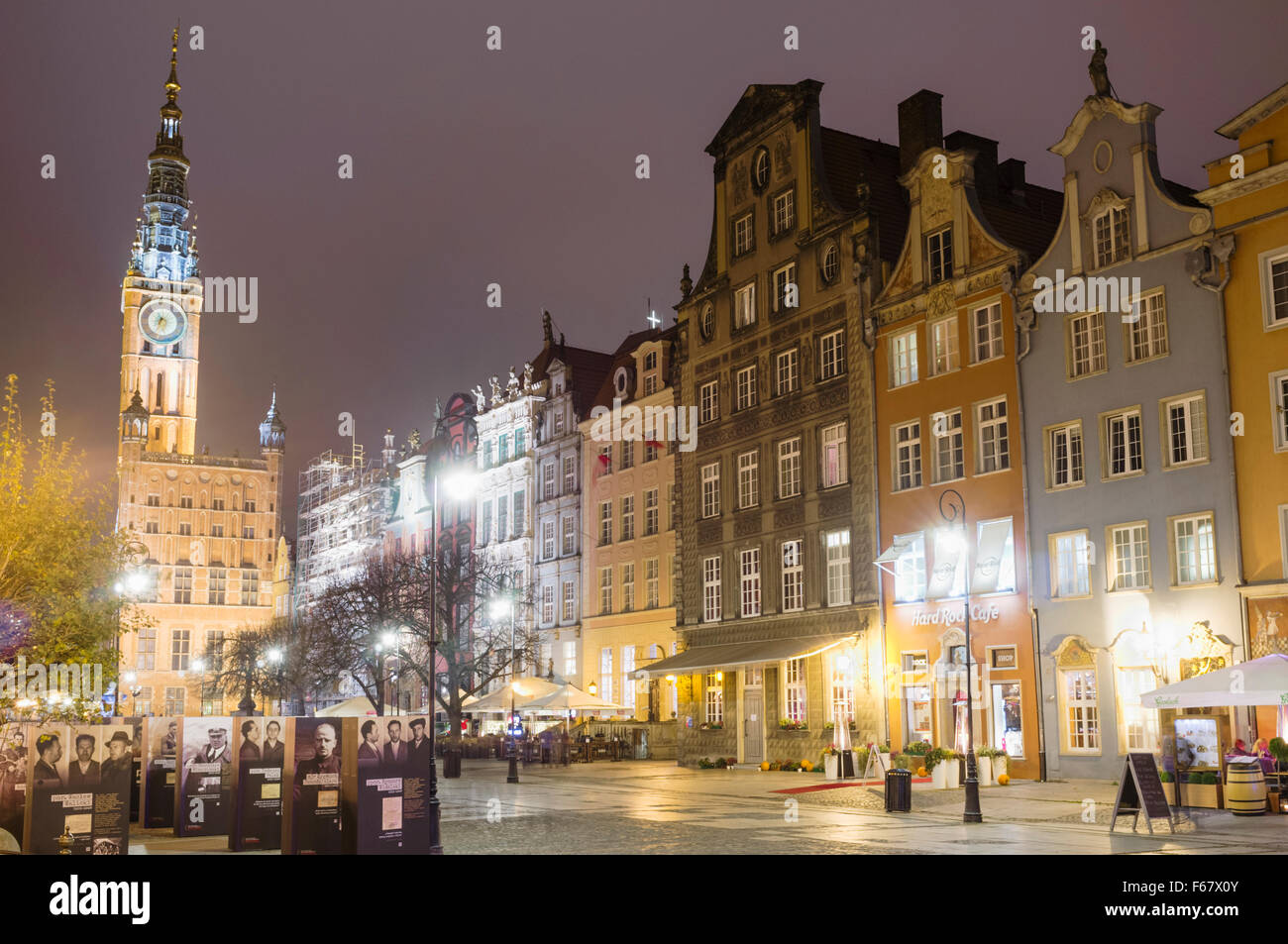 Lange Marktstraße und Uhrturm der Stadt bei Nacht. Danzig, Polen Stockfoto