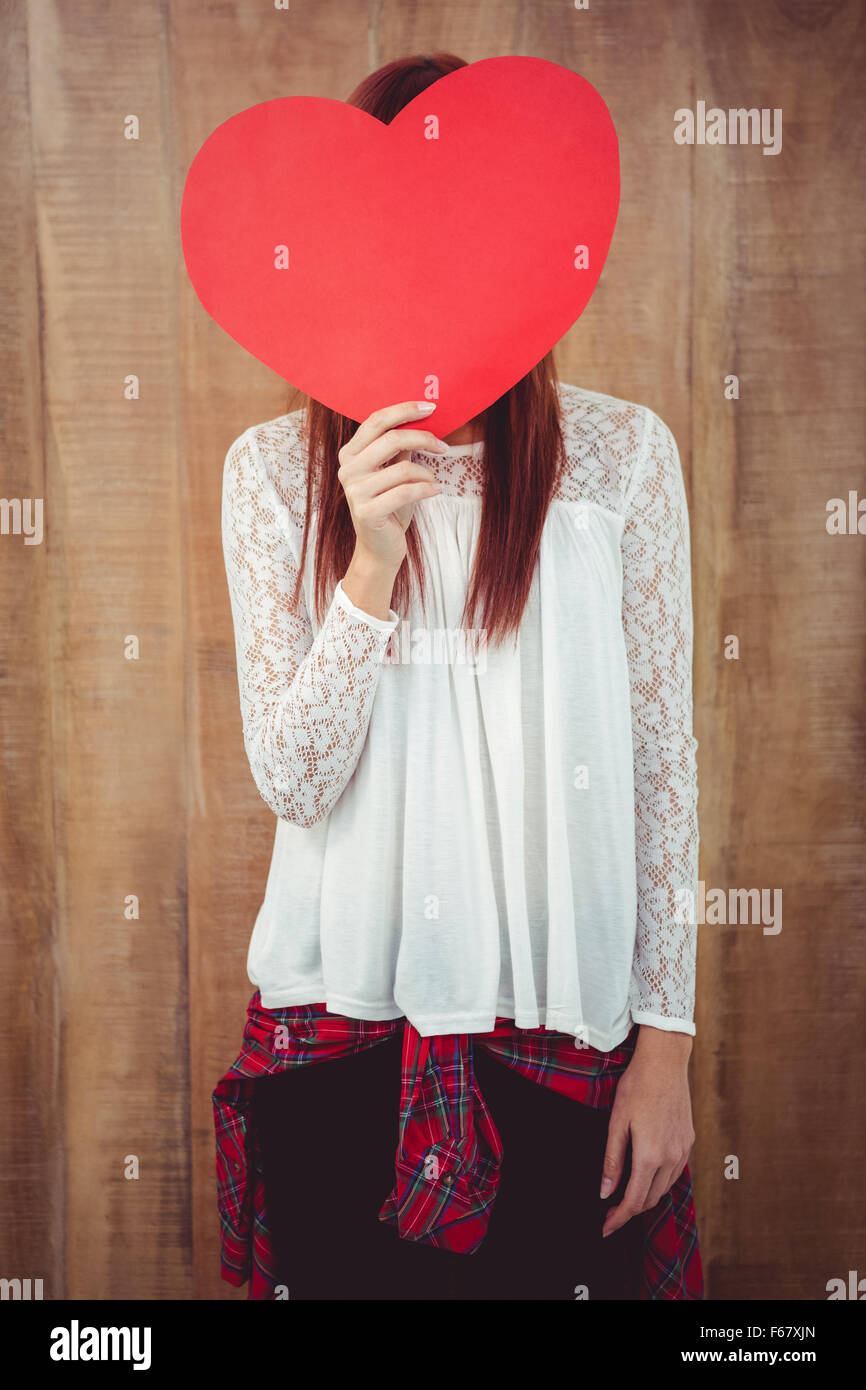 Lächelnde Frau Hipster hinter ein großes rotes Herz Stockfoto