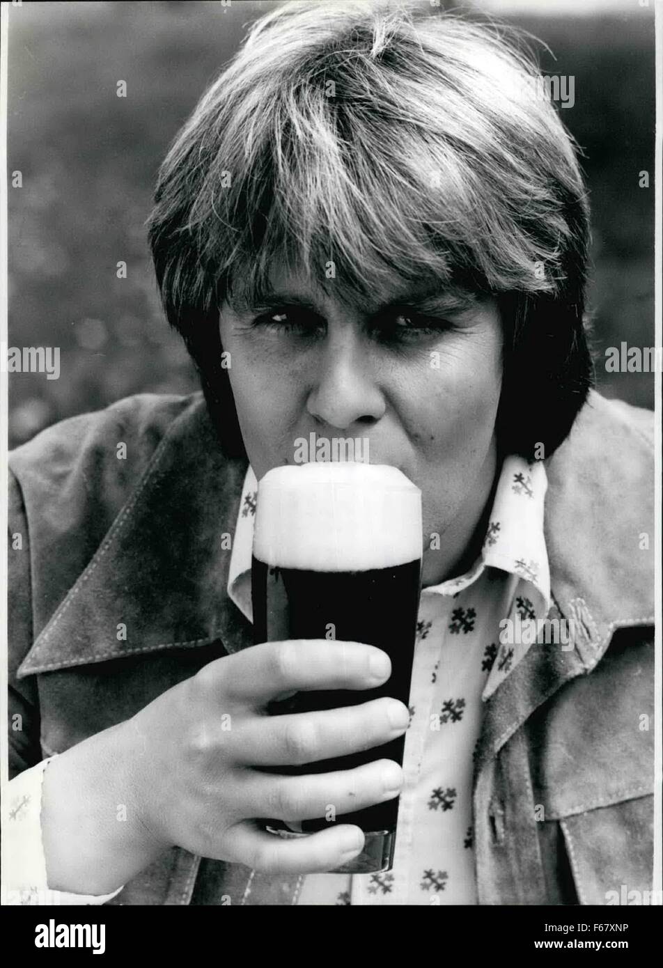 1978 – Goldener Löwe für Howard Carpendale - gerade zurück aus seinem Urlaub in Amerika, wo kaufte er sich ein Haus in Fort Lauderdale, in dem er eine Pause zwei Mal im Jahr machen werden abgeschreckt Howard Carpendale seinen Durst mit einem frisch gezapftes deutsches Bier, um sich auf wichtige Termine gefasst machen. Am April 16th, der Künstler, der in Südafrika geboren und lebt in Köln (Westdeutschland), und in seiner Freizeit widmet sich seiner Familie und Sport (Golf und Squash), startet mit einem zwei-Stunden-Programm zu einem Rundgang durch zehn Tage durch die Bundesrepublik Deutschland. In Dortmund (Westdeutschland) auf April Stockfoto