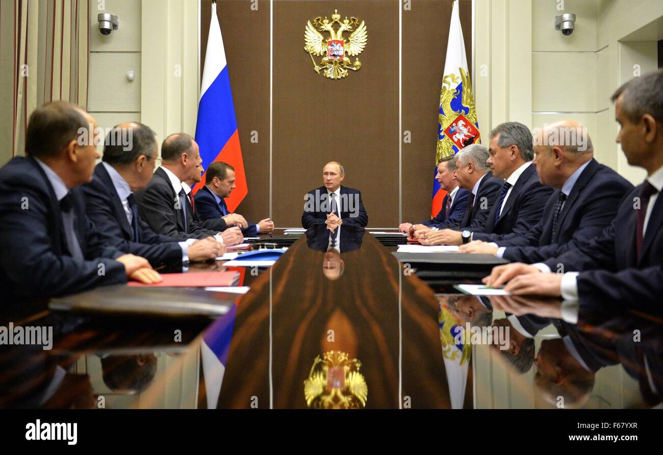 Sotschi, Russland. 13. November 2015. Der russische Präsident Vladimir Putin hält eine Sitzung des Sicherheitsrats am Bocharov Ruchei 13. November 2015 in Sotschi, Russland. Stockfoto