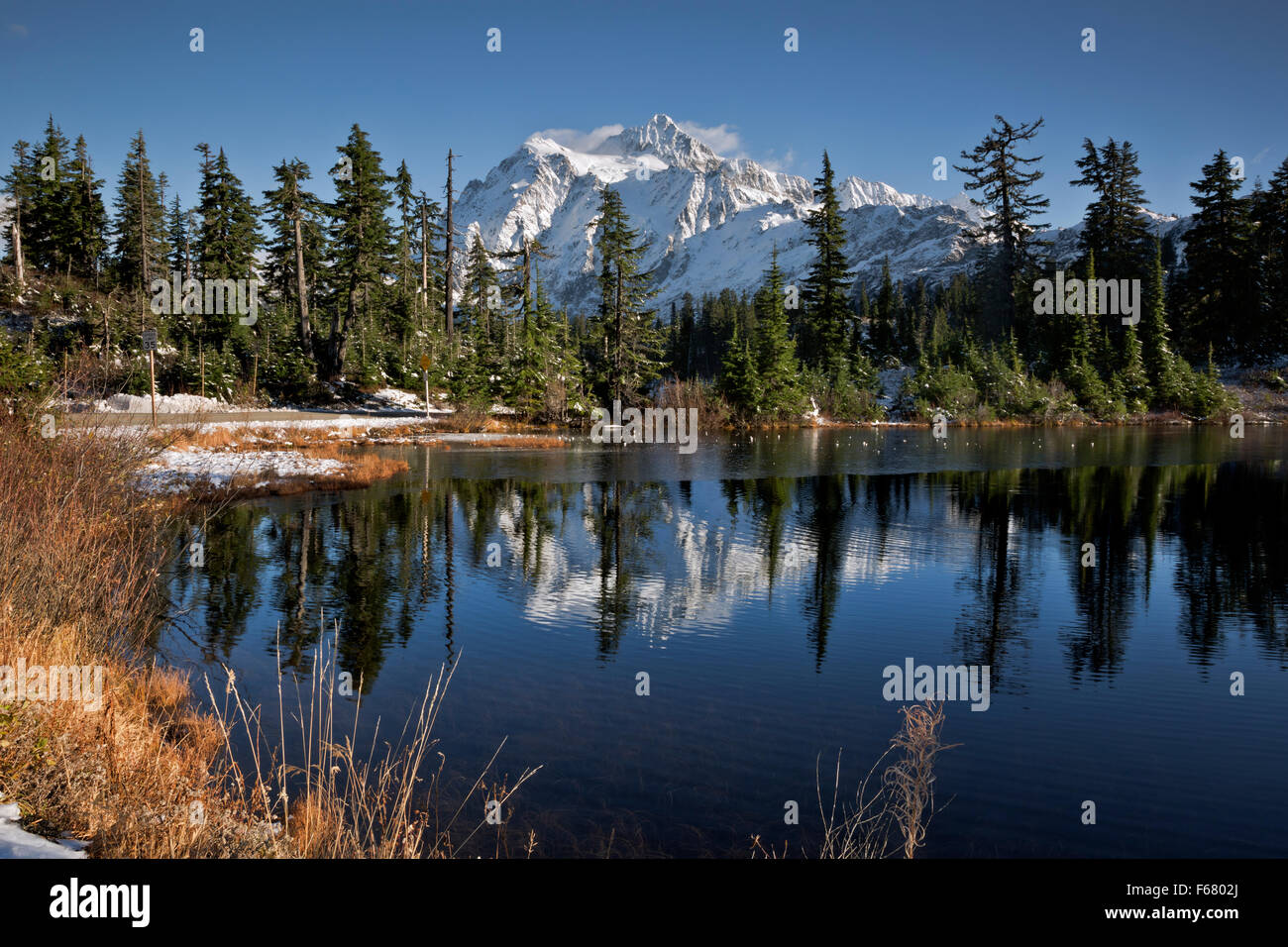 WASHINGTON - Mount Shuksan Highwood See im Erholungsgebiet Heather Wiesen in den North-Cascades widerspiegelt. Stockfoto