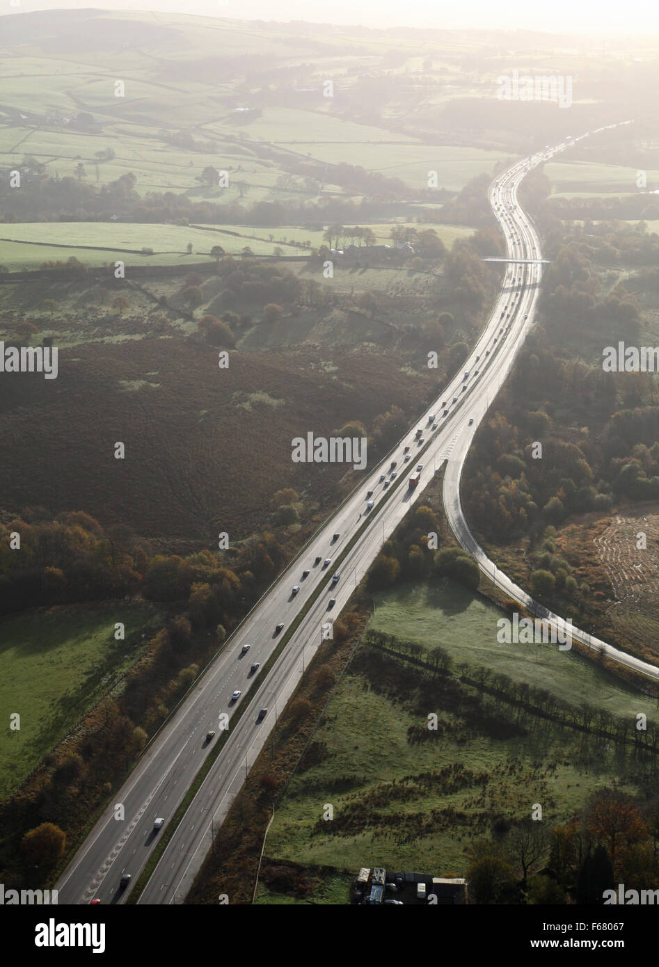 Luftaufnahme von einer zweispurigen Straße in die Sonne, UK Stockfoto