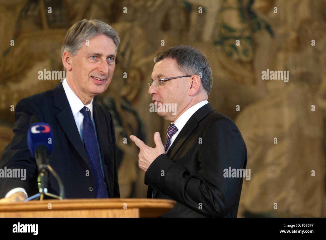 Prag, Tschechische Republik. 13. November 2015. Der britische Außenminister Philip Hammond (L) und der tschechische Außenminister Lubomir Zaoralek (R) sprechen nach ihrer gemeinsamen Pressekonferenz nach einem Treffen zwischen den Außenministern der vier Visegrad-Staaten und Westliche Balkanländer und Großbritannien, an der Cernin Palace in Prag, Tschechische Republik Stockfoto