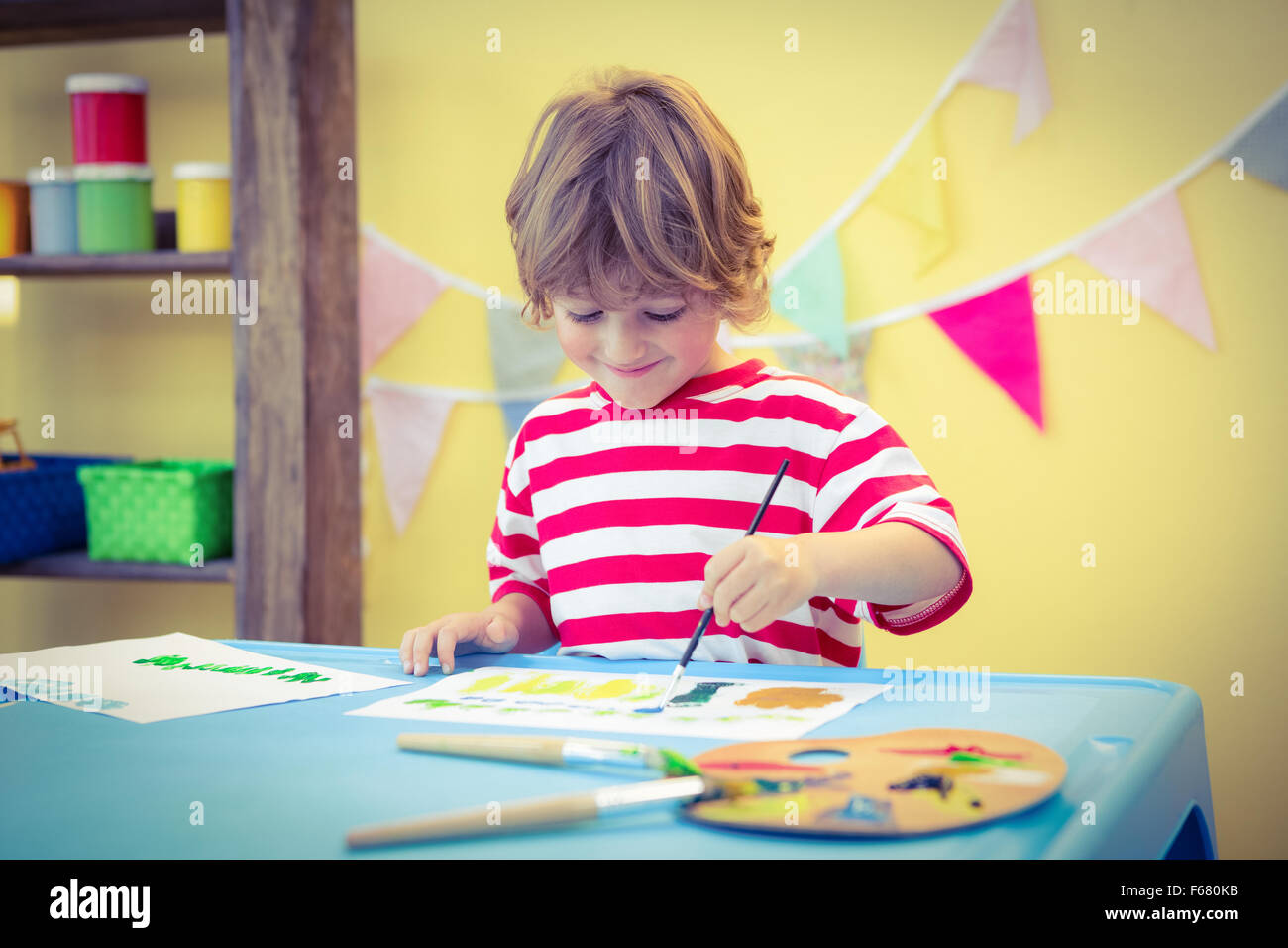 Kind malen -Fotos und -Bildmaterial in hoher Auflösung – Alamy