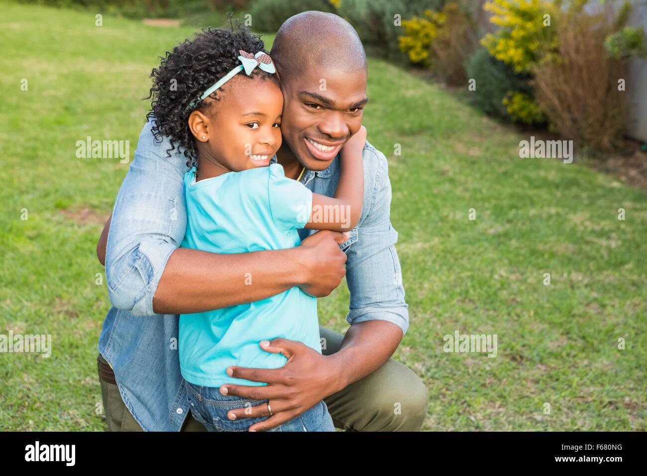 Lächelnden Vater umarmt seine Tochter Stockfoto