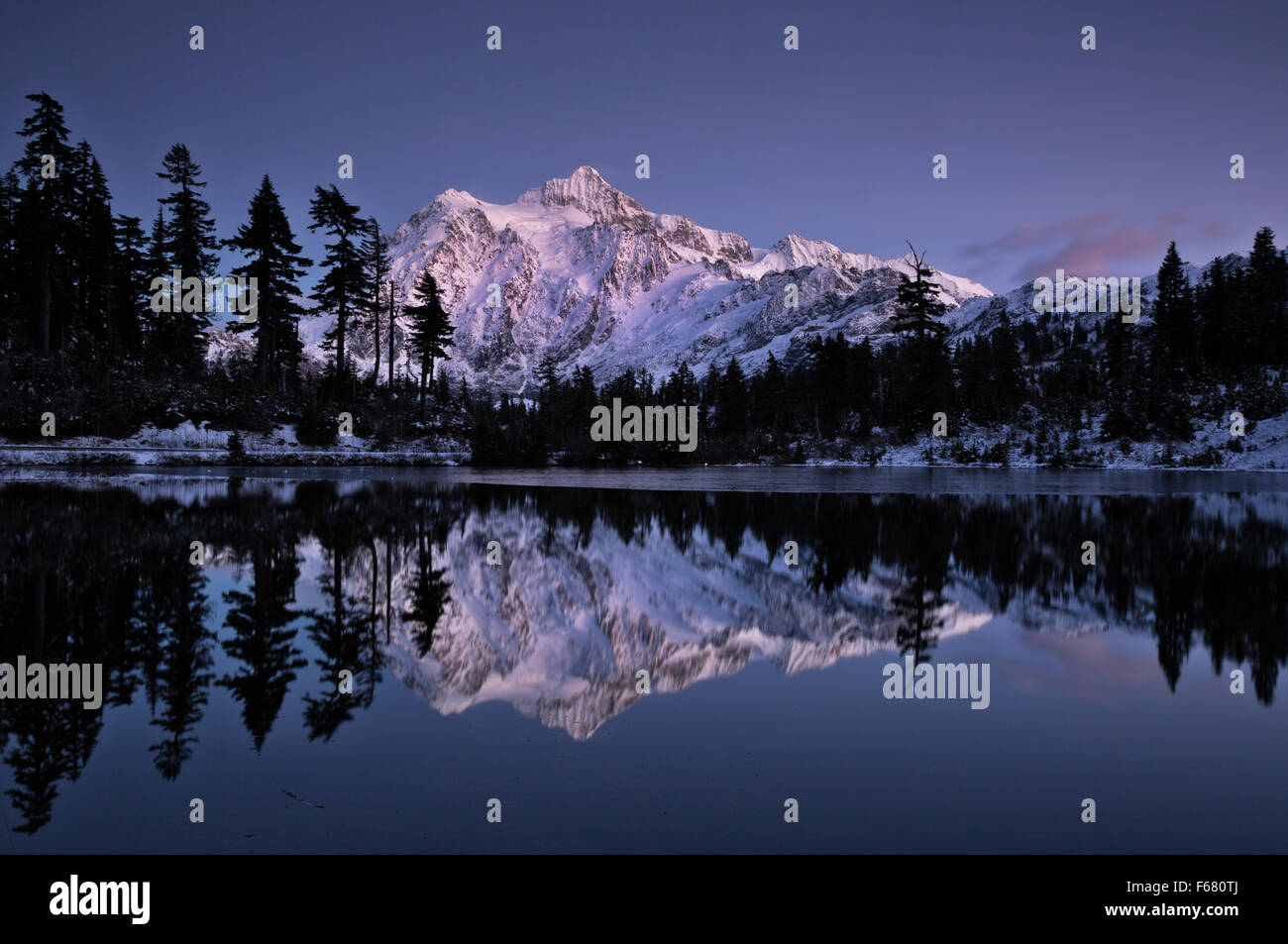 WASHINGTON - Mount Shuksan reflektieren im Bild-See nach die Sonne hatte Set von Heather Wiesen in den North-Cascades. Stockfoto