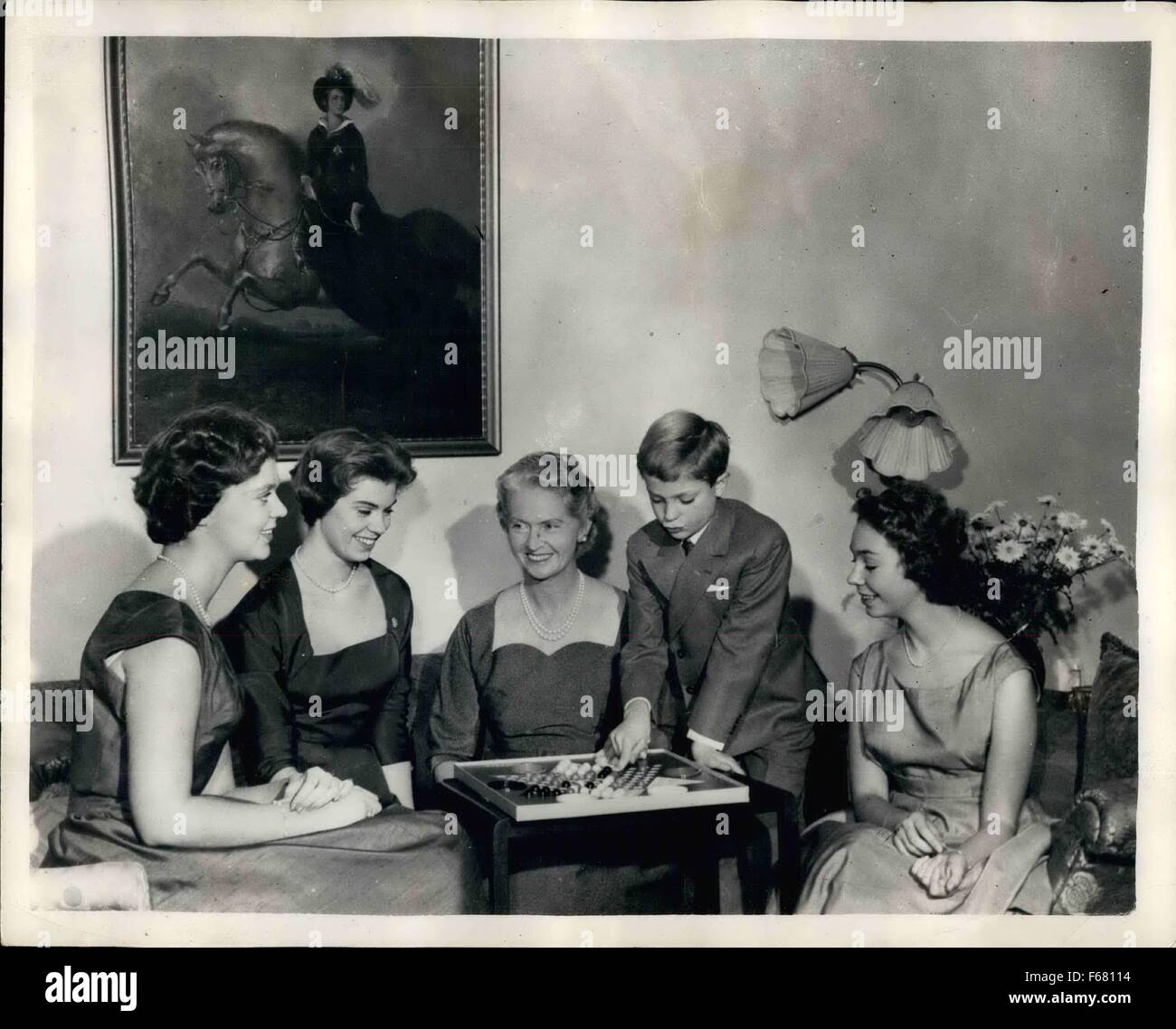 1945 - neues Bild schwedische Königsfamilie: Prinzessin Sibylla von Schweden feiert ihr 50.. am 18. Januar Geburtstag. und ihre Tochter Prinzessin Birgitta ist 21. am 19. Januar. Photon zeigt neues Bild - Mitglieder der schwedischen Königsfamilie im königlichen Palast, Stockholm. L-R:-Prinzessin Birgitta; Prinzessin Margaretha; Prinzessin Sibylla; Kronprinz Carl Gustaf und Prinzessin Christina. © Keystone Bilder USA/ZUMAPRESS.com/Alamy Live-Nachrichten Stockfoto