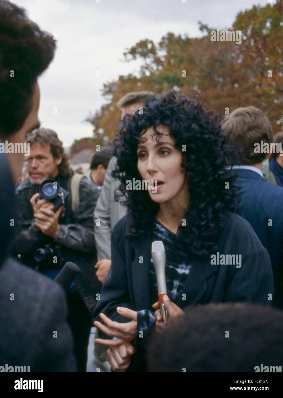 Washington, DC. 7. November 1988 USA Cher während einer Demonstration auf dem Kapitol, den Mangel an bezahlbarem Wohnraum landesweit zu protestieren. Cher, die teilweise von der vier-Meile zu Fuß von der Capital City Inn teilgenommen haben, war sie dort zu Fragen, Regierungsbeamte, die Probleme der Obdachlosen mehr ernst zu nehmen. "Wir alle verdienen den gleichen Respekt unabhängig davon, wer wir sind," sagte die Oscar-Preisträgerin während der friedlichen Demonstration. "Ich weiß, es ist eine neue Idee, aber ich denke, dass die Regierung eine Art Führung darum, einen Ort für Menschen zum Essen und schlafen Stockfoto
