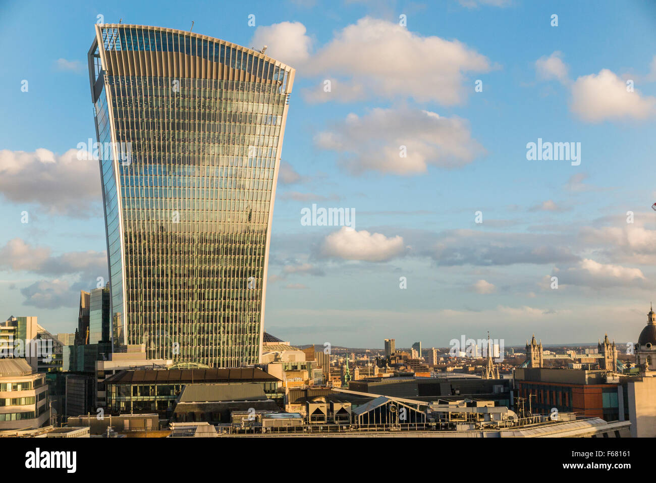 Das ikonische Walkie Talkie Gebäude in der Versicherung Bezirk der Stadt von London mit blauem Himmel und Spiegelungen des Himmels und der Wolken Stockfoto