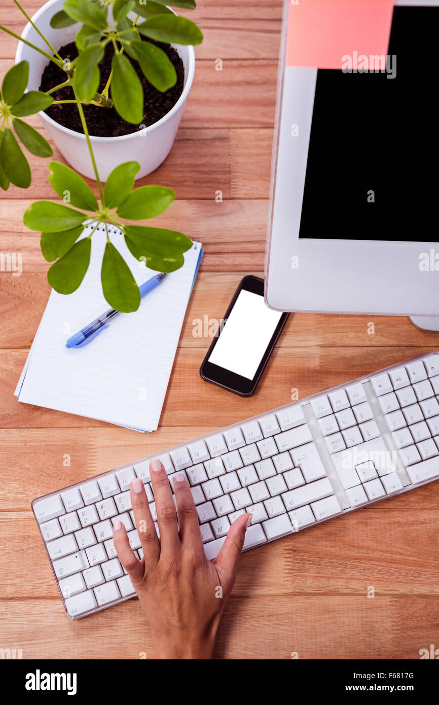 Teil von Hand Tippen auf Tastatur Stockfoto