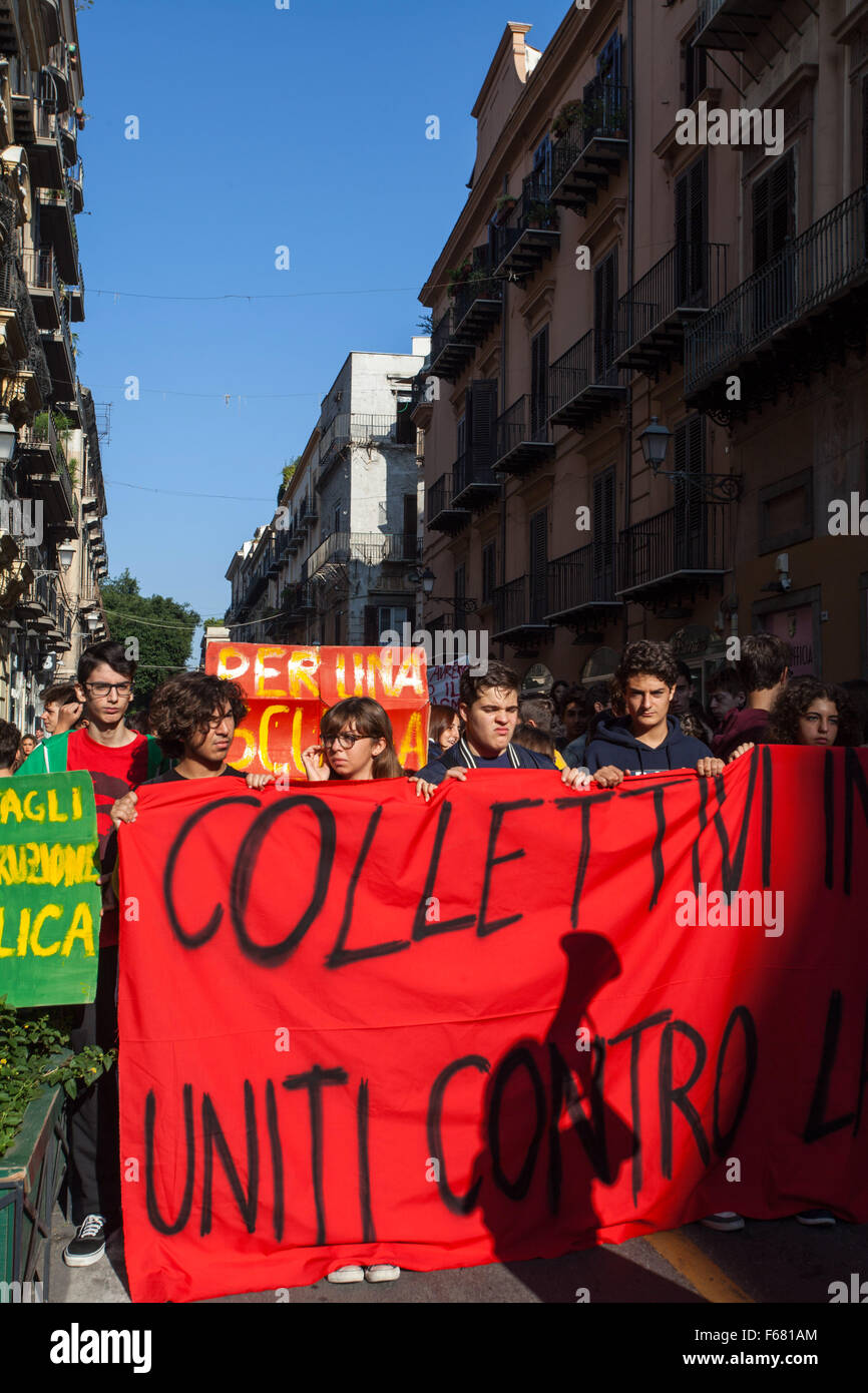 Palermo, Italien. 13. November 2015. Hunderte von Studenten marschieren in Palermo hinter ein Banner gegen die Minister Stefania Giannini "Gute Schule" Reform, die nach ihnen, Weg für eine Erhöhung in der privaten Schule machen wird. © Antonio Melita/Pacific Press/Alamy Live-Nachrichten Stockfoto