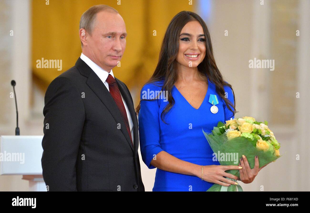 Der russische Präsident Vladimir Putin steht mit Leyla Aliyeva, Vizepräsident der Stiftung Heydar Aliyev nach der Vergabe ihr der Puschkin-Medaille im Rahmen einer Zeremonie im Kreml 4. November 2015 in Moskau, Russland. Stockfoto