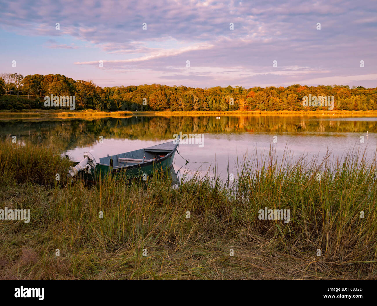 Salt Pond, Eastham MA Cape Cod, Massachusetts, USA Einzelhaft Holzboot vor Anker fallen Farbe Herbst Farben Reflexionen im Wasser friedliche Szene Stockfoto