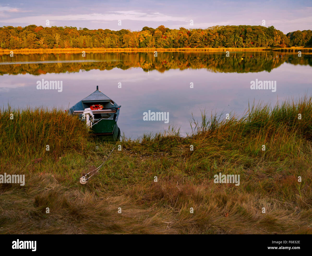 Salt Pond, Eastham, Cape Cod, Massachusetts, USA mit einem einsamen Boot vor Anker im Wasser. Stockfoto