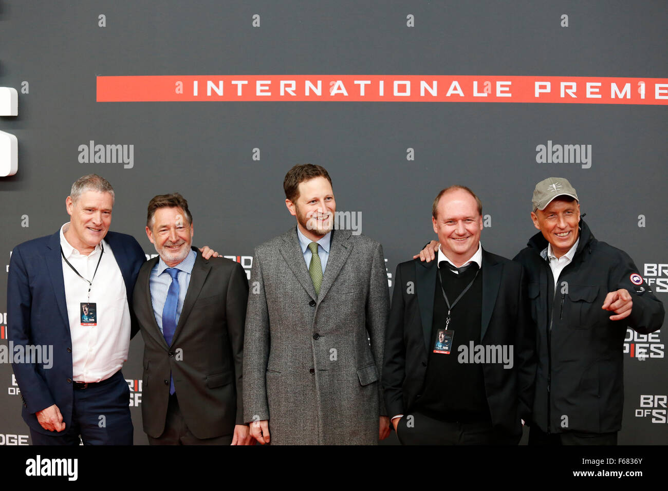 Berlin, Deutschland. 13. November 2015. ZOO Palast Kino, Berlin, Deutschland. 13. November 2015. "Agentenbrücke" Filmpremiere im Kino ZOO Palast in Berlin, Deutschland. Im Bild (von rechts): Charlie Woebcken, Henning Molfenter, Georg Friedrich Prinz von Preussen, Jann Jakobs, Christoph Fisser Credit: Piotr Zajac/Alamy Live News Stockfoto