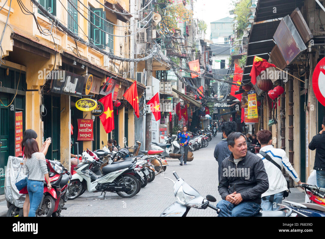 Straßenszene in Hanoi old Quarter, Vietnam, Asien Stockfoto