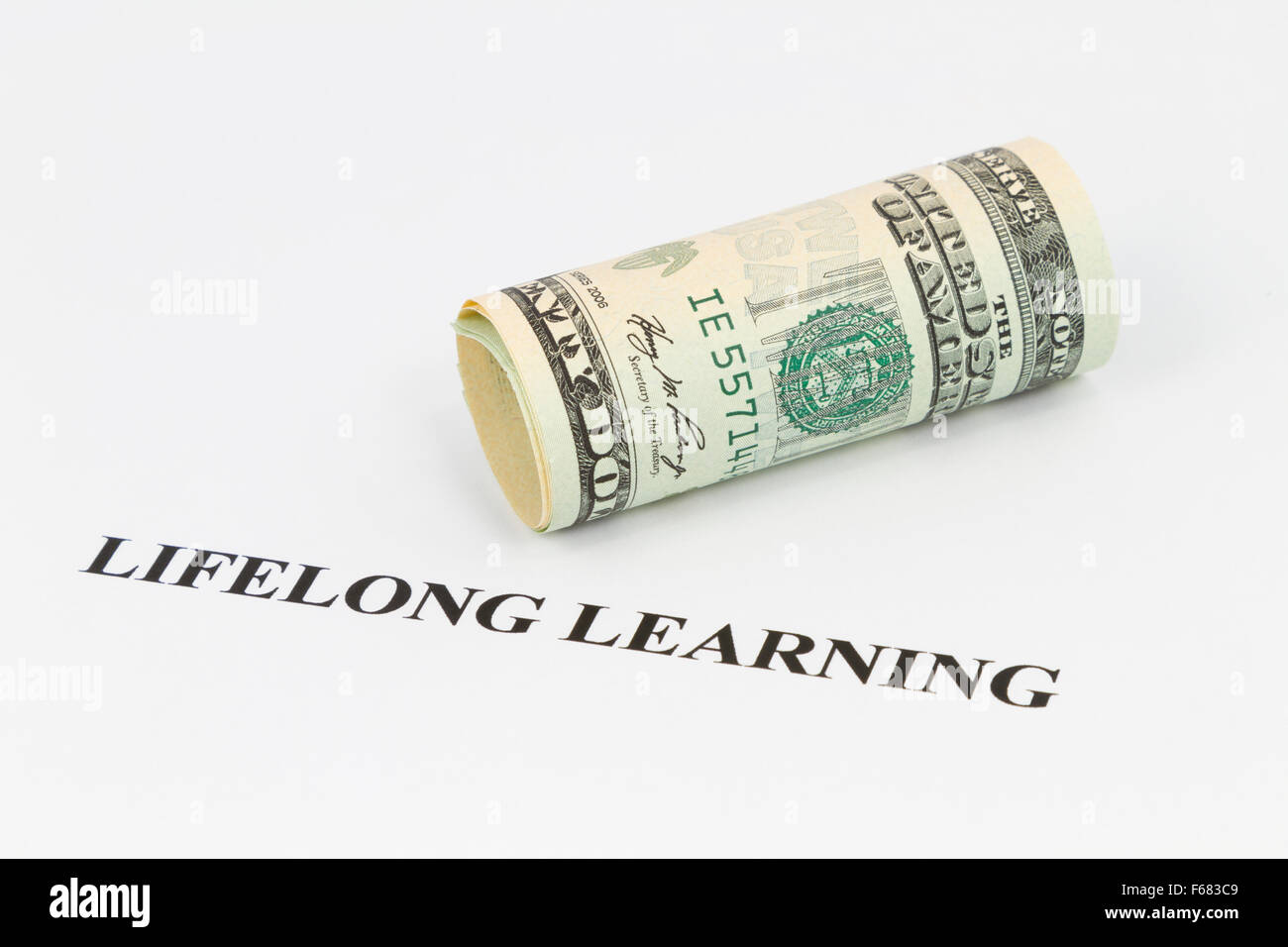 Lebenslanges Lernen in Briefen unter amerikanischen Währung spiegelt seine Strategie als intelligente Business und Karriere-Entscheidung. Stockfoto