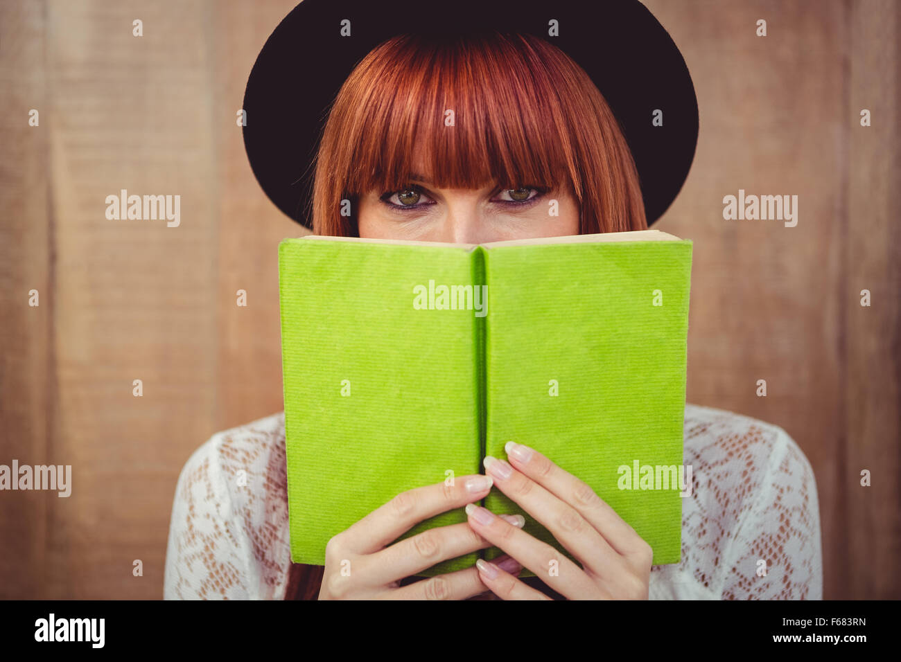 Hipster Frau hinter einem Buch Stockfoto