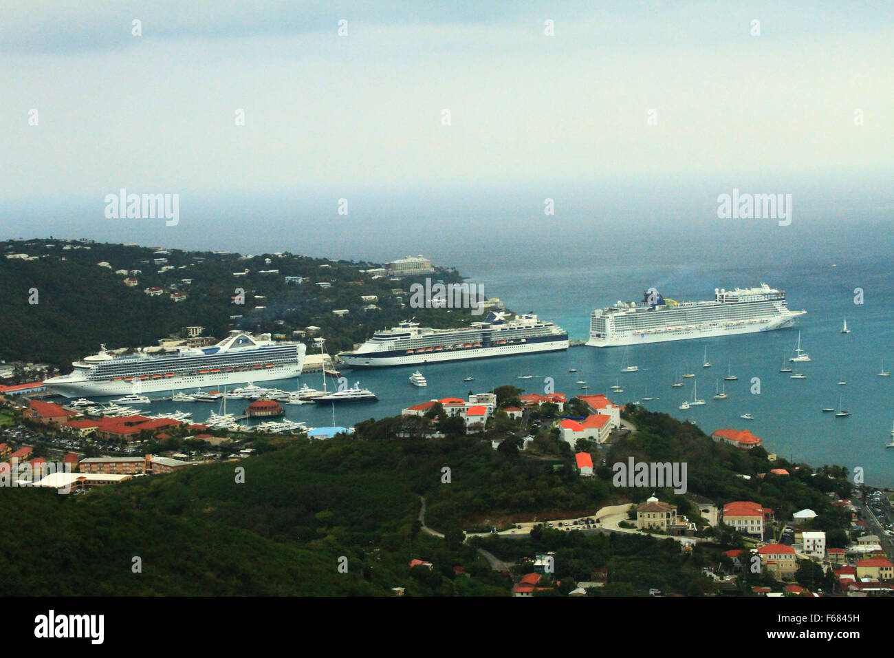 Kreuzfahrt-Schiffe in Port Charlotte Amalie, St. Thomas, Amerikanische Jungferninseln Stockfoto