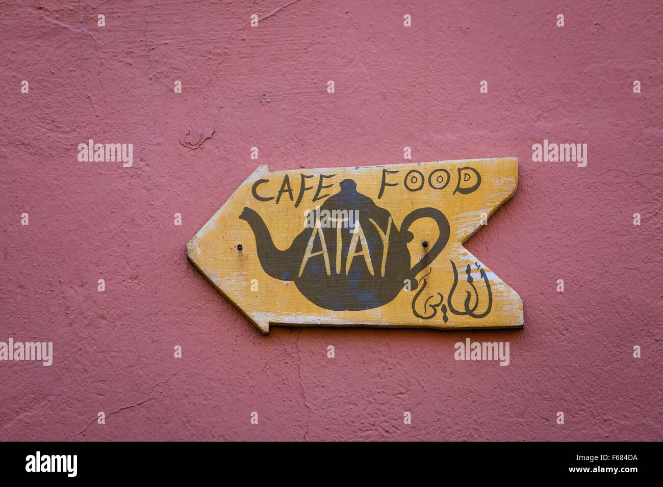 Wegweiser zu arabischen Teestube in Marrakesch. Stockfoto