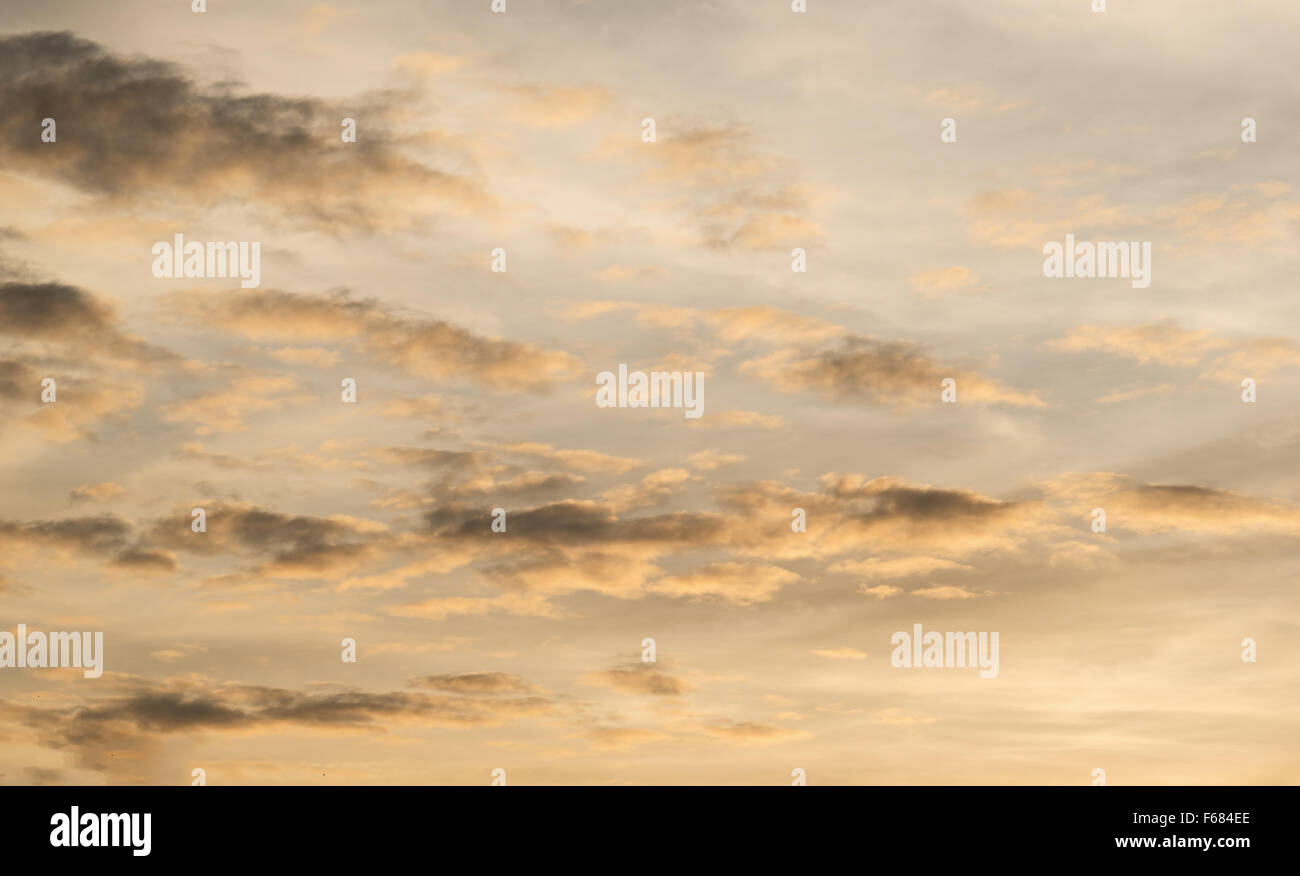 Sonnenuntergang mit schönen orangefarbenen Himmel Stockfoto