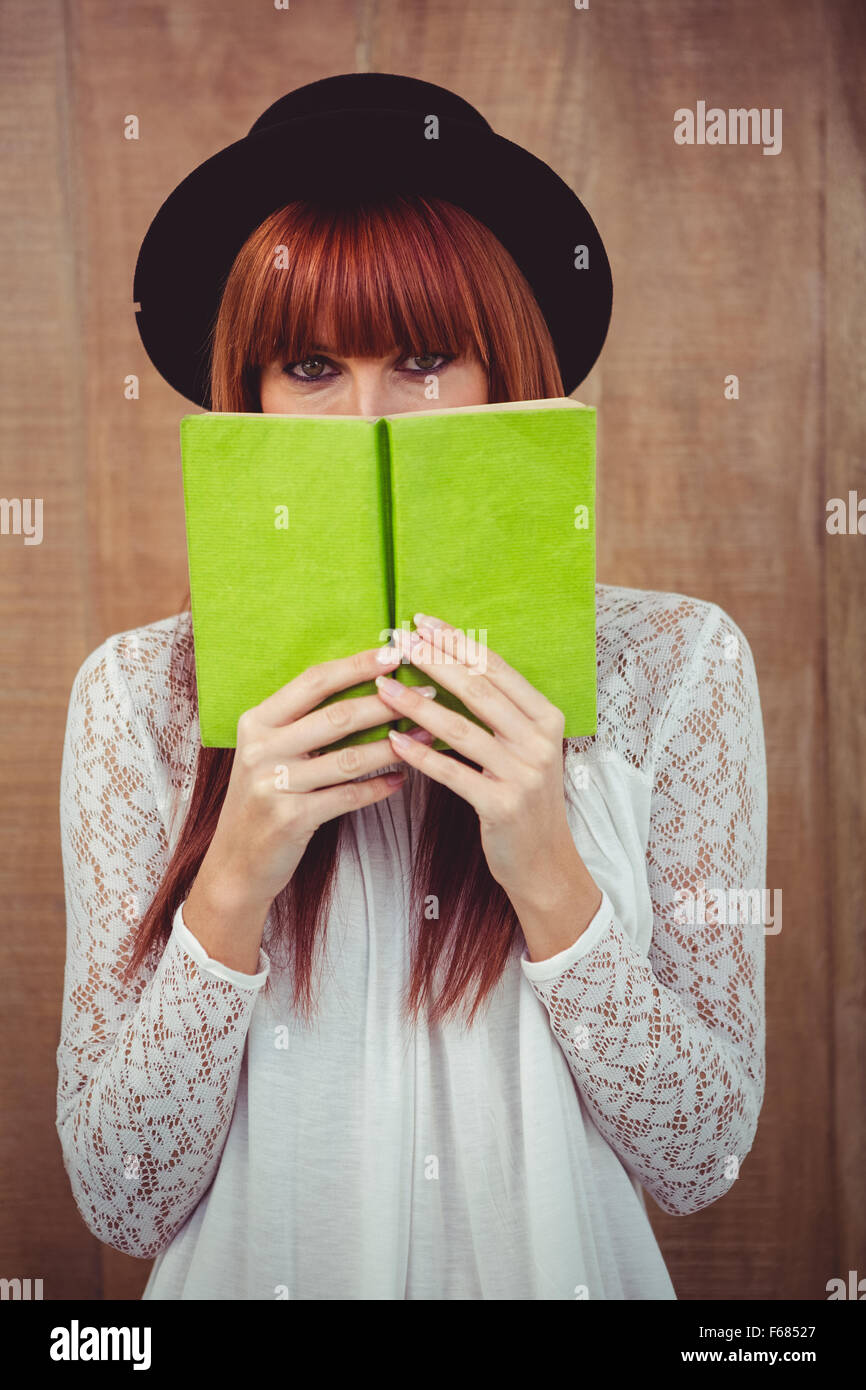 Hipster Frau hinter einem Buch Stockfoto