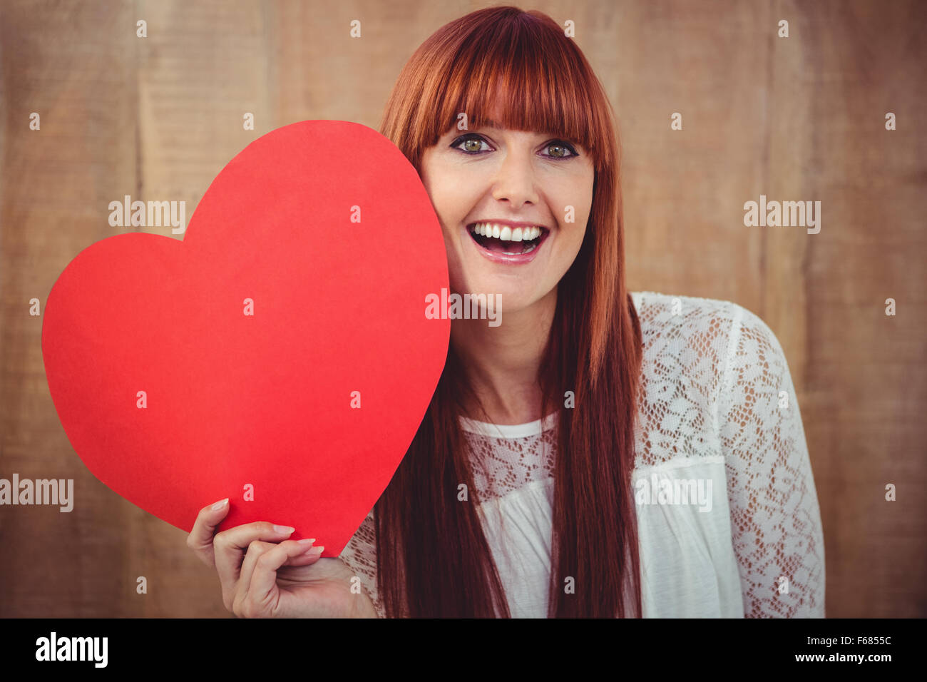 Lächelnde Frau Hipster mit einem großen roten Herzen Stockfoto