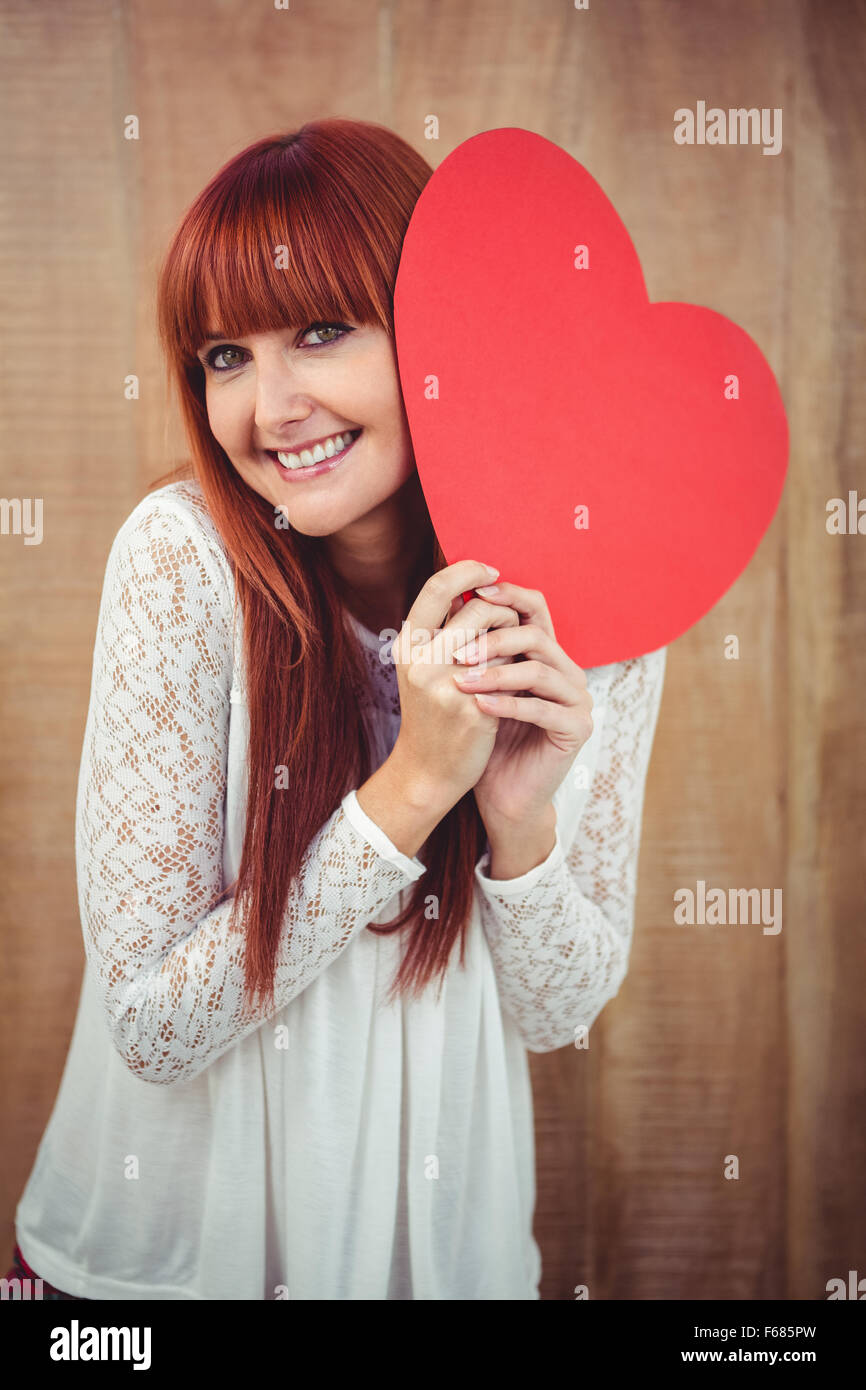 Lächelnde Frau Hipster mit einem großen roten Herzen Stockfoto
