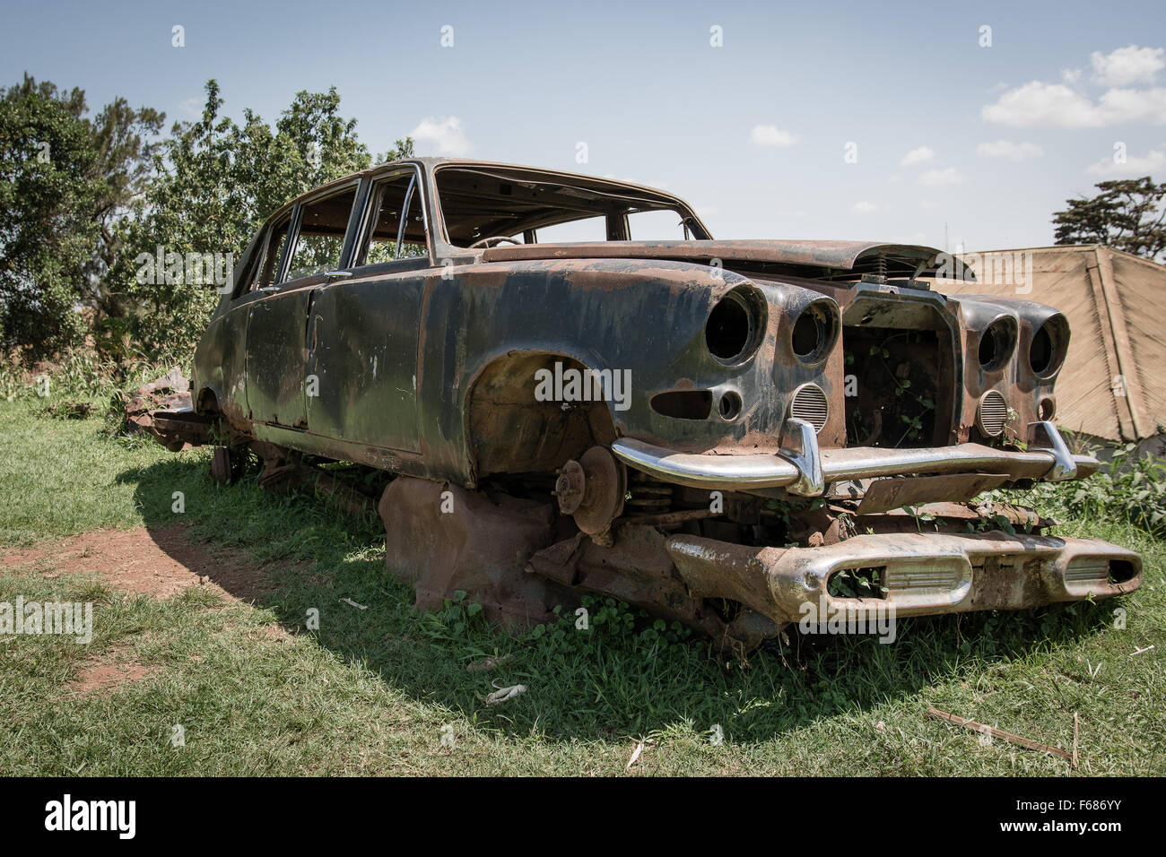 Ein Carwreck in Kampala, die einst im Besitz des ehemalige Diktators von Uganda. Stockfoto